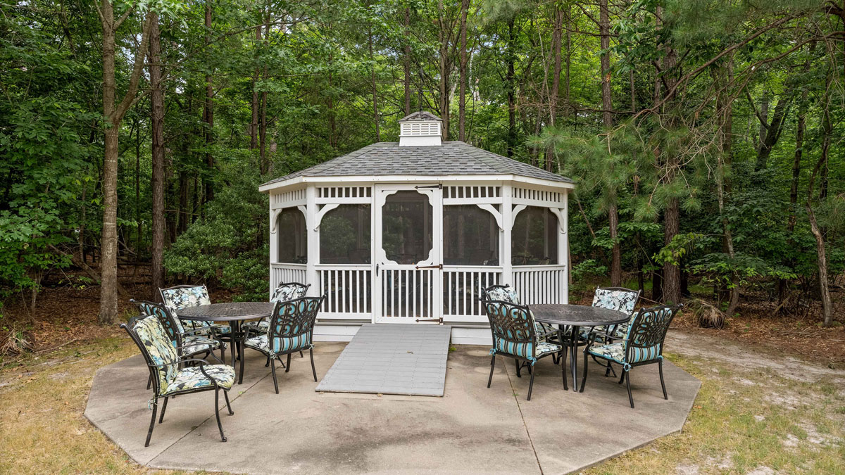 The outdoor patio at Colonial Harbor